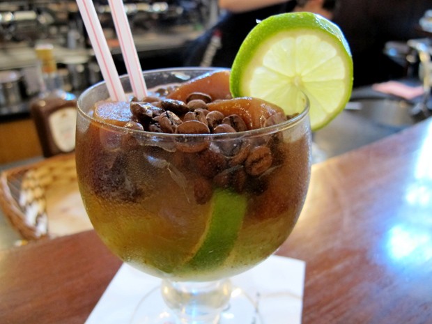 Caipirinha de café é servida na cafeteria do Museu do Café, em Santos, SP (Foto: Mariane Rossi/G1)