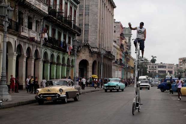 Cubano Felix Guirola exibiu sua bicicleta de 3,45 metros em junho deste ano em Havana. (Foto: Franklin Reyes/AP)