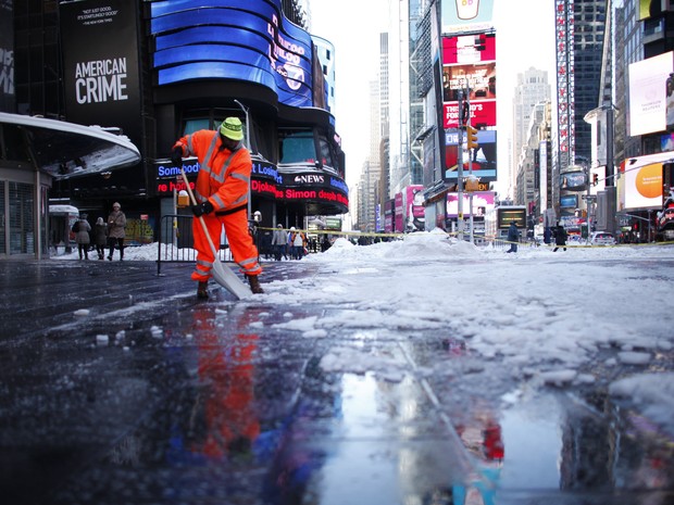   FuncionÃ¡rio retira neve que cobria a rua na Times Square, em Nova York, neste domingo  (Foto: AFP/Kena Betancur)