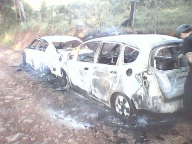 Bandidos abandonaram e incendiaram os carros usados durante a fuga, em Ortigueira (Foto: Divulgação/PM)