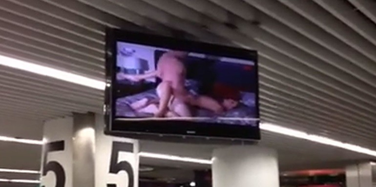 Cena de filme erótico exibido no aeroporto de Lisboa