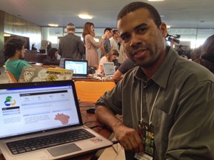 O analista de dados, Kellyton Brito, apresentou um site que torna mais fácil acesso a gastos da Câmara (Foto: Luciana Amaral/G1)