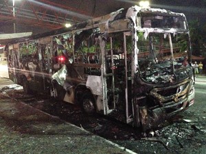 Coletivo ficou destruído pelo fogo que atingiu fiação elétrica  (Foto: Heitor Moreira/G1)