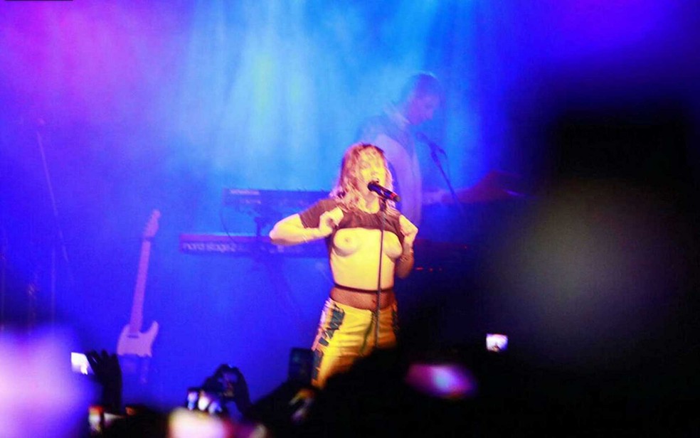 Tove Lo sensualiza e mostra seios em show em São Paulo (Foto: Fabio Tito / G1)