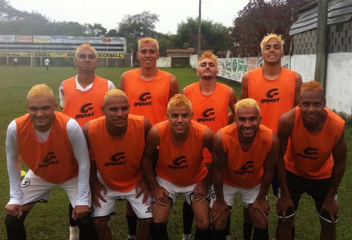 Jogadores do Figueirense-MG pintam cabelo de loiro (Foto: Figueirense-MG/Divulgação)