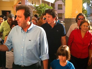 Carlos Eduardo (PDT) foi acompanhado de perto pelo vice-governador Robinson Faria e pela deputada federal Fátima Bezerra (Foto: Igor Jácome/G1)