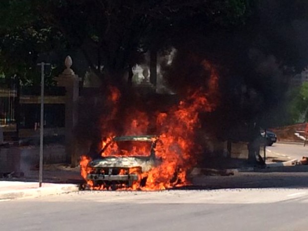 Carro pegou fogo em São José dos Campos (Foto: Michelle Sampaio/TV Vanguarda)