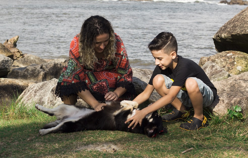 Para Denise, mãe de Yuri, Mandy foi um 'divisor de águas' na vida deles (Foto: Maiara Leonelli/PMI)