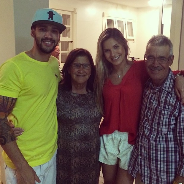 Gusttavo Lima com os pais e com a noiva, Andressa Suita, em Patos de Minas, em Minas Gerais (Foto: Instagram/ Reprodução)