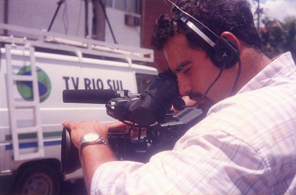 Sebastião Menezes, no início da carreira de repórter cinematográfico da TV Rio Sul (Foto: Sebastião Menezes/ Arquivo Pessoal)