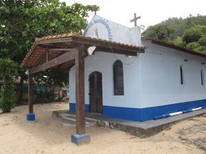 Igreja Imaculada Conceição fica em frente ao mar (Foto: Anna Gabriela Ribeiro/G1)