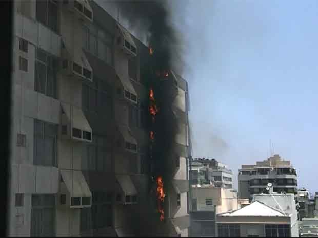 Leitor registrou as chamas no prédio em frente (Foto: Paulo Piles Cegalla / VC no G1)