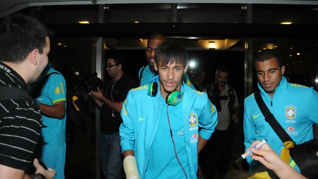Neymar desembarca com a Seleção no Recife (Foto: Altemar Costa / Globoesporte.com)