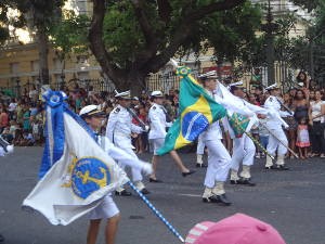 Militares desfilaram com as bandeiras do Brasil e do Pará. (Foto: Ingo Muller/ G1)
