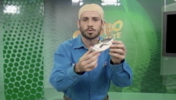 Britinho devolve o primeiro sapato para sua mãe (Foto: Reprodução/RBS TV)