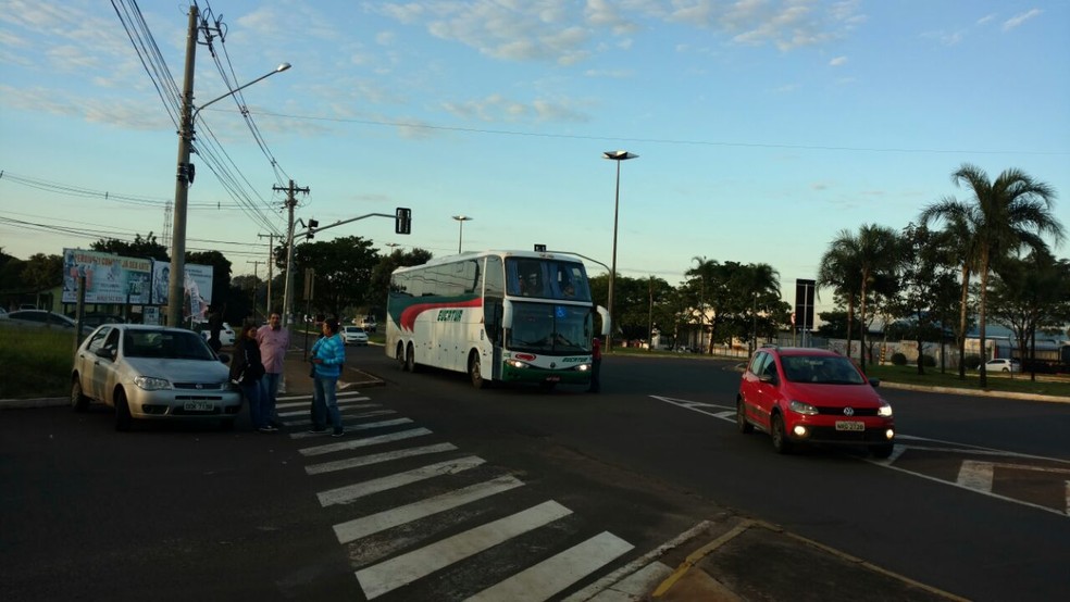 Manifestantes impedem entrada e saída na rodoviária de Campo Grande (Foto: Fabiano Arruda)