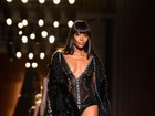 Naomi Campbell usa looks sensuais em desfile da Versace, em Paris