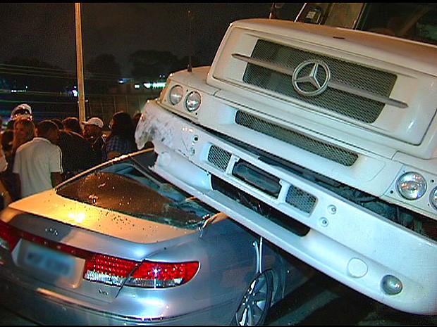 Uma carreta passou por cima de um carro com quatro pessoas. (Foto: Reprodução/TV Gazeta)