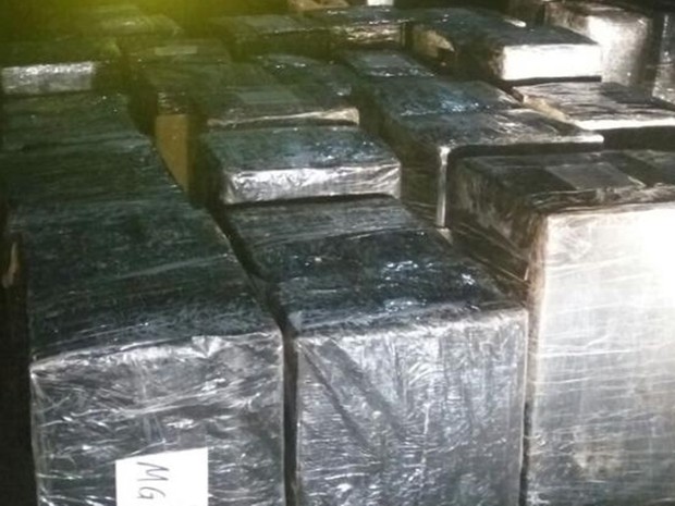 Produtos ilegais estavam escondidos em caixas (Foto: Divulgação/ Polícia Rodoviária Tatuí)