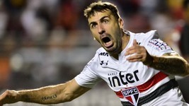 São Paulo vira contra o Furacão e sai do Z-4 (Marcos Ribolli)