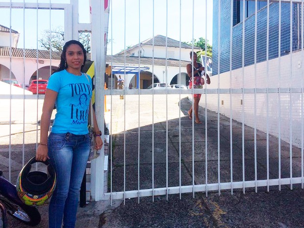 “ENEM 2016 - SÁBADO (5) – Salvador (BA) - Primeira candidata a sair do Enem na Universidade Católica de Salvador. Aline Lima, de 22 anos, considerou a prova fácil. (Foto: Henrique Mendes/G1) “ENEM 2016 - SÁBADO (5) – Salvador (BA) - Primeira candidata a sair do Enem na Universidade Católica de Salvador. Aline Lima, de 22 anos, considerou a prova fácil. (Foto: Henrique Mendes/G1)