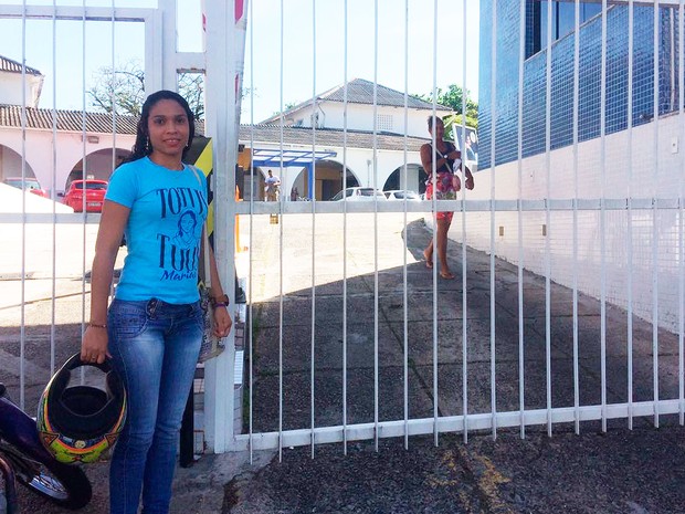 “ENEM 2016 - SÁBADO (5) – Salvador (BA) - Primeira candidata a sair do Enem na Universidade Católica de Salvador. Aline Lima, de 22 anos, considerou a prova fácil. (Foto: Henrique Mendes/G1)