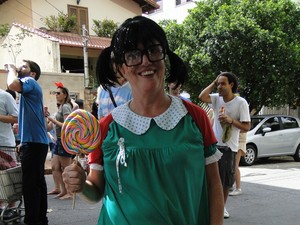 Mulher vai de "Chiquinha" ao desfile do Coletivo Delírio (Foto: Sara Antunes / G1)