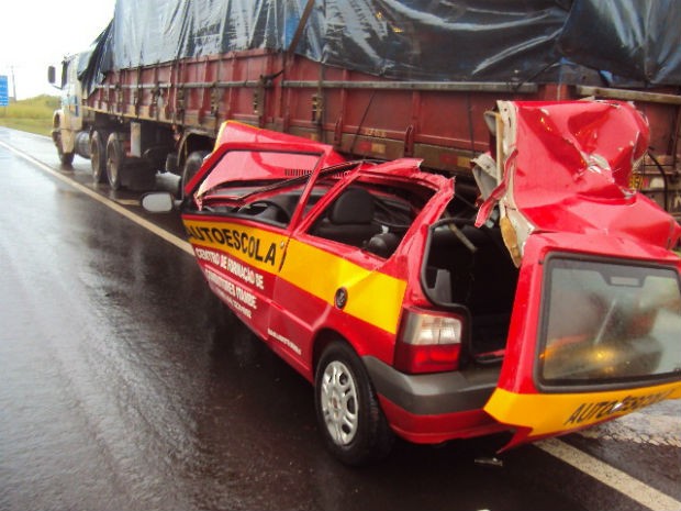 Carro da autoescola ficou destruído (Foto: Polícia Rodoviária Federal/Divulgação)