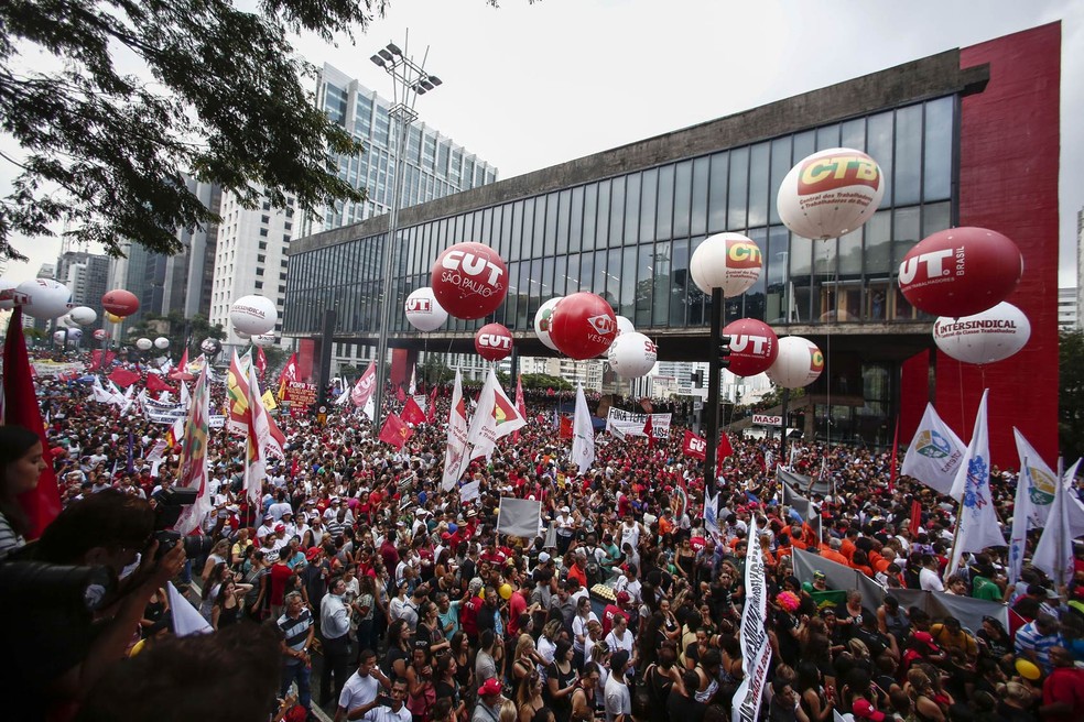 Manifestantes contrários à reforma da previdência social lotam a frente do vão do Masp em protesto na Avenida Paulista, em São Paulo (Foto: Miguel Schincariol/AFP)
