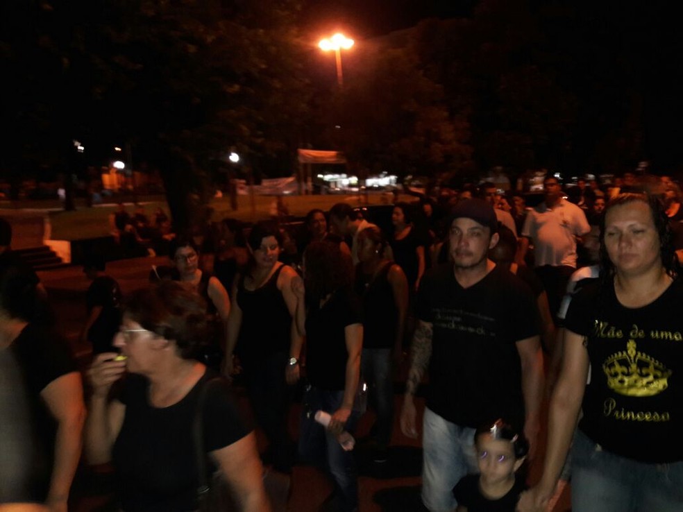 Protesto ocorreu na noite desta segunda-feira (10), em Presidente Venceslau (Foto: Cristiana Lobato/Cedida)