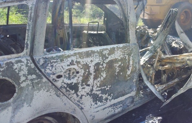 Mulher morre carbonizada em acidente que teve incêndio na BR-153 em Piracanjuba, Goiás 2 (Foto: Reprodução / PRF) Mulher morre carbonizada em acidente que teve incêndio na BR-153 em Piracanjuba, Goiás 2 (Foto: Reprodução / PRF)