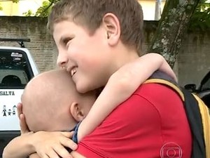 João reencontrou os dois irmãos na escola em Palhoça  (Foto: Reprodução/Rede Globo)