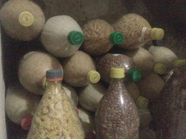 Alimentos são armazenados em garrafas pet na casa de dona Azaílde. (Foto: Derek Gustavo/G1)