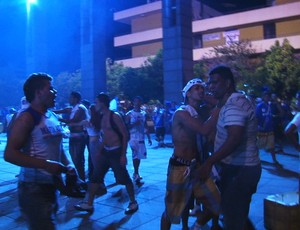 Torcedores do Cruzeiro brigam na Praça da Estação (Foto: Reprodução / Globoesporte.com)