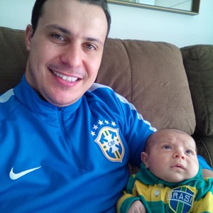 Ao lado do filho Lucas, Rafael disse que tapa foi misto de emoção e chateação com Alexis Sanchez, autor do primeiro gol do Chile sobre o Brasil (Foto: Arquivo pessoal)