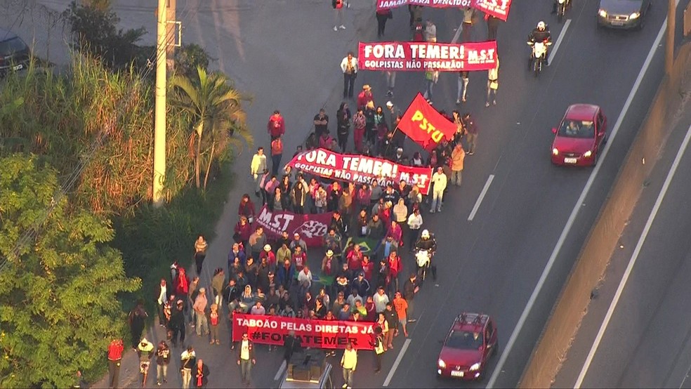 RÉGIS BITTENCOURT: manifestação bloqueia duas faixas no km 274, sentido SP, em Taboão da Serra. (Foto: Reprodução/TV Globo)