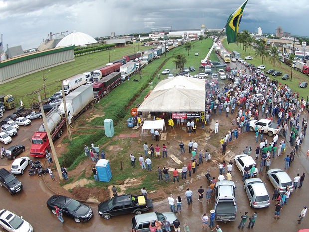 Manifestação em trecho da região de Lucas do Rio Verde, neste sábado (28). (Foto: Raul Peterson/ Aqruivo Pessoal)