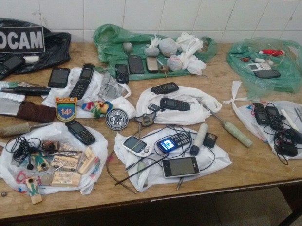 Material apreendido na Cadeia de Serra Talhada foi levado para a delegacia do município (Foto: Divulgação/Polícia Militar)