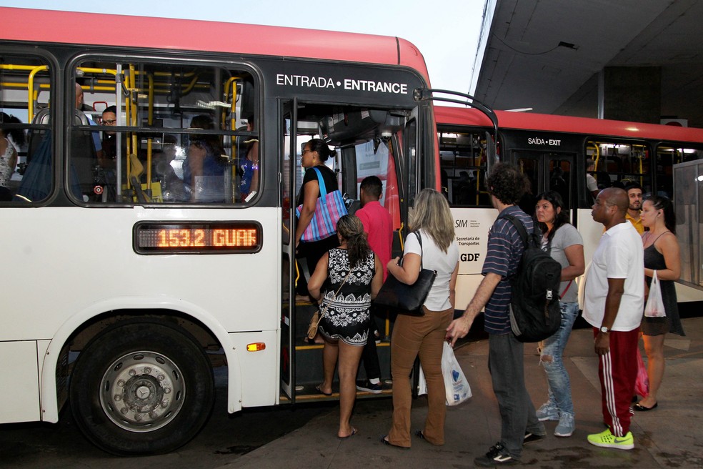 Passageiros embarcam em ônibus na Rodoviária do Plano Piloto (Foto: Toninho Tavares/Agência Brasília)