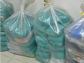 Foram apreendidos 102 tabletes de cocaína, somando 108 kg da droga (Foto: Reprodução/RPCTV)