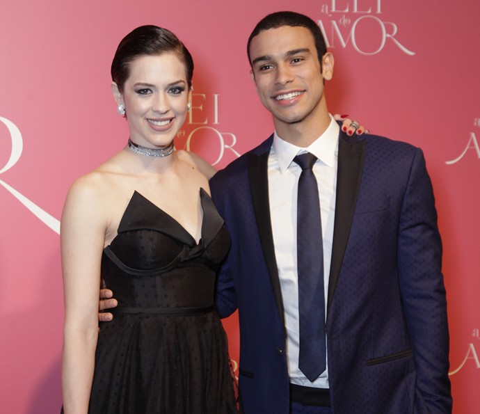 Sérgio namora a atriz Sophia Abrahão e se considera um cara romântico (Foto: Marcos Rosa / TV Globo)