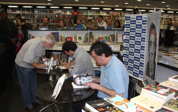 Casagrande livro (Foto: Léo Simonini)