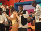 Coelhinha da 'Playboy' leva 'checada' de sambistas em programa de TV