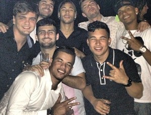 Neymar na balada com os amigos (Foto: Reprodução  / Instagram)