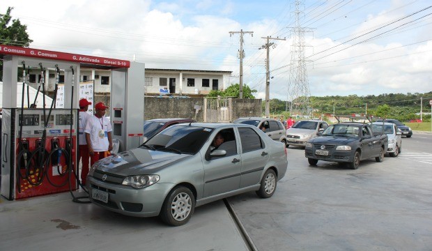 Motoristas lotam posto de gasolina em busca de preços promocionais em Manaus (Foto: Tiago Melo/G1 AM)