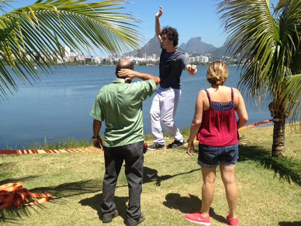 Guilherme Prates pratica slackline em gravação na Lagoa Rodrigo de Freitas (Foto: Malhação / Tv Globo)