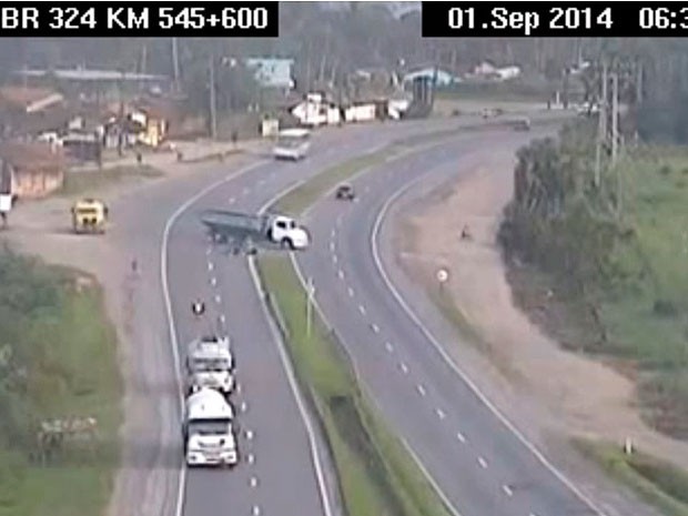 Vítima passou por debaixo do caminhão e parou em canteiro central (Foto: Reprodução / You Tube)