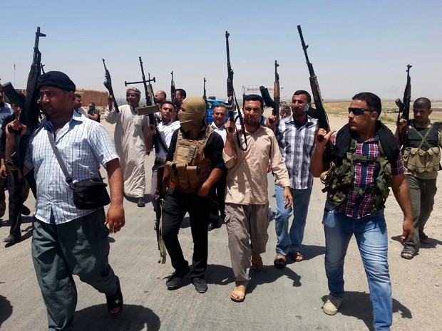 Combatentes tribais e membros das forças de segurança iraquianas participam de uma ação de segurança intensiva nos arredores da província de Diyala (Foto: Reuters)