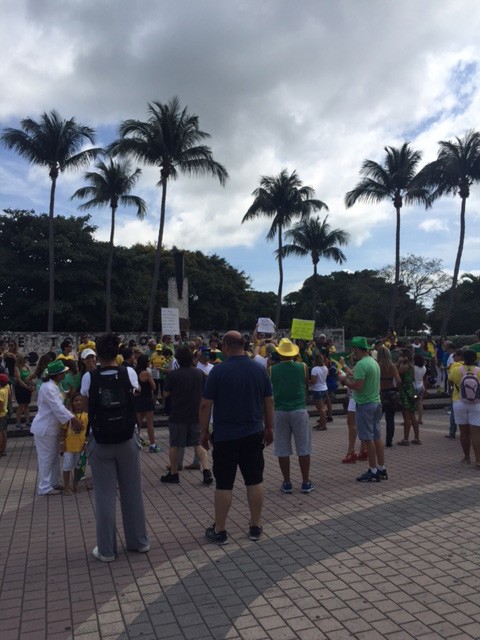 Manifestantes reúnem-se em Miami em protesto contra o governo, neste domingo (15) (Foto: Carolina Camargo/G1)