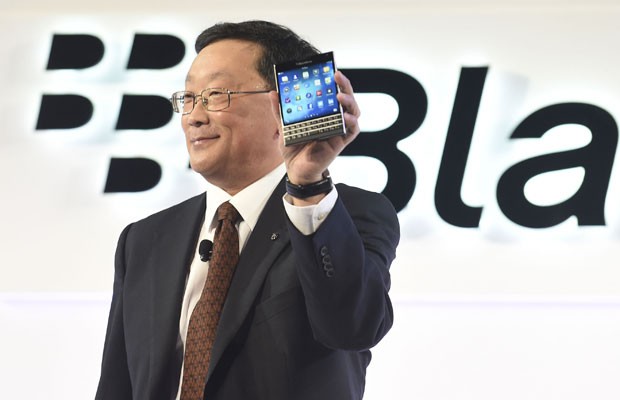 Presidente da BlackBerry, John Chen, mostra o novo smartphone da companhia, o Passport. (Foto: Aaron Harris/Reuters)